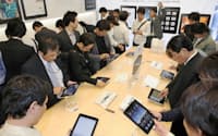 アップル直営店「アップルストア銀座」で「iPad」を手に取る人たち（28日午後、東京・銀座）=共同