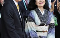 中国・上海万博の「ジャパンデー」を記念する式典に出席した鳩山前首相と幸夫人（12日）=共同