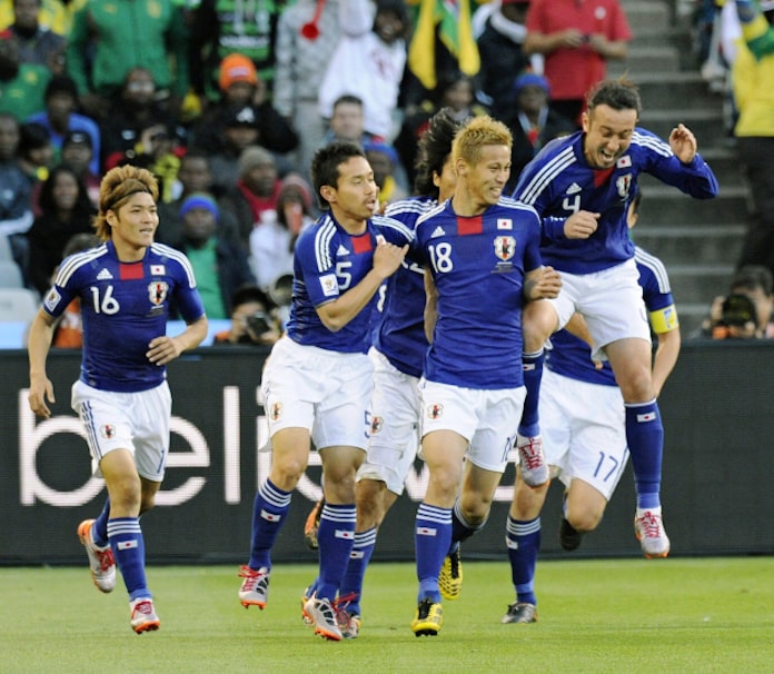 日本 1 0でカメルーン破る 国外w杯で初勝利 日本経済新聞 日本 1 0でカメルーン破る 国外w杯で初勝利 日本経済新聞