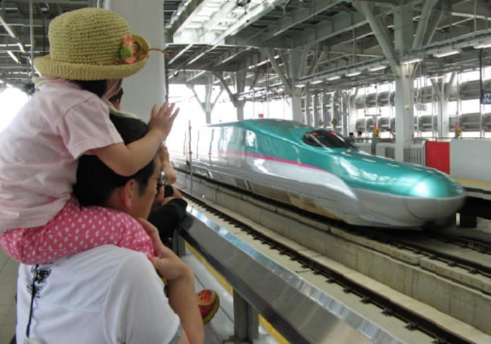 新幹線 はやぶさ 新青森駅に登場 500人出迎え 日本経済新聞 新幹線 はやぶさ 新青森駅に登場 500人出迎え 日本経済新聞