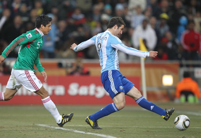 破天荒なマラドーナ監督に乗せられアルゼンチン快調 日本経済新聞