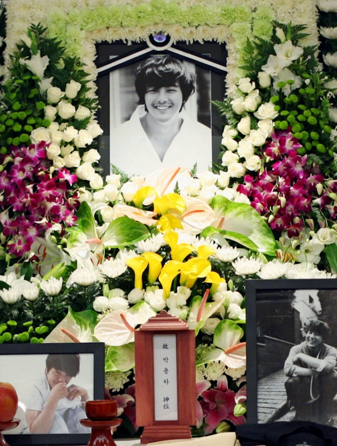 パク ヨンハさんに別れ 日本人ファン号泣 日本経済新聞