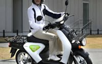 ホンダの電動二輪車「EV-neo」。足元部分に充電池が搭載されている(4月13日、埼玉県和光市)