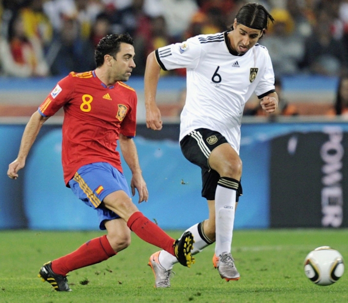 華麗なパスサッカー復活 スペイン 独の破壊力封じ 日本経済新聞