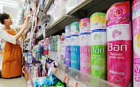 制汗剤など香る商品が増えている(東京都大田区のパワードラッグセガミ大森店)