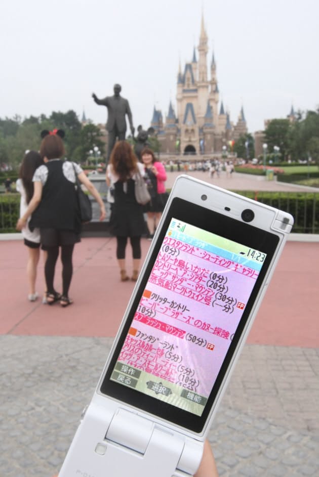 テーマパーク ケータイの出番 待ち時間や運休をサイトで把握 Nikkei Style テーマパーク ケータイの出番 待ち時間や運休をサイトで把握 Nikkei Style
