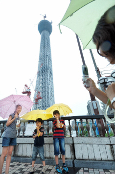 400メートル目前スカイツリー はや観光名所でトイレ行列 日本経済新聞