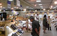 高齢単身者が増えることで、郊外の大型ショッピングセンター(SC)まで買い物に行く高齢者は漸次減って行くと予想されている。(栃木県宇都宮市の東武百貨店)