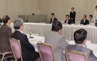 日本経団連との政策対話であいさつする民主党の枝野幹事長(右から2人目)。左端は日本経団連の米倉会長(5日午前、東京都千代田区)