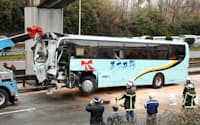モノレールの橋脚に衝突したスキーツアーのバス(07年2月、大阪府吹田市)