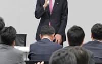 民主党新人議員による勉強会であいさつする鳩山前首相(6日午前、東京・永田町)