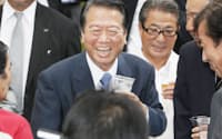 「鳩山友愛セミナー」の懇親会で談笑する民主党の小沢前幹事長(19日午後、長野県軽井沢町)