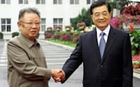 中国吉林省長春市で胡錦濤国家主席(右)と握手する北朝鮮の金正日総書記（8月27日）=新華社・共同
