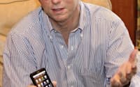 Androidを実装した携帯電話を持つグーグルのエリック・シュミット最高経営責任者（AP Photo）