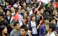 18日、ネットでの  反日デモの呼び掛けに集まった若者たち（湖北省武漢）=共同