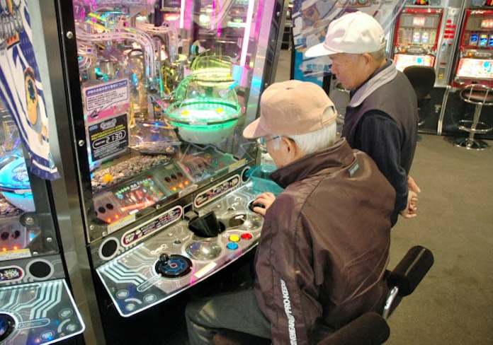 お年寄りがゲーセン集合 1日1000円 交流の場に 日本経済新聞 お年寄りがゲーセン集合 1日1000円 交流の場に 日本経済新聞
