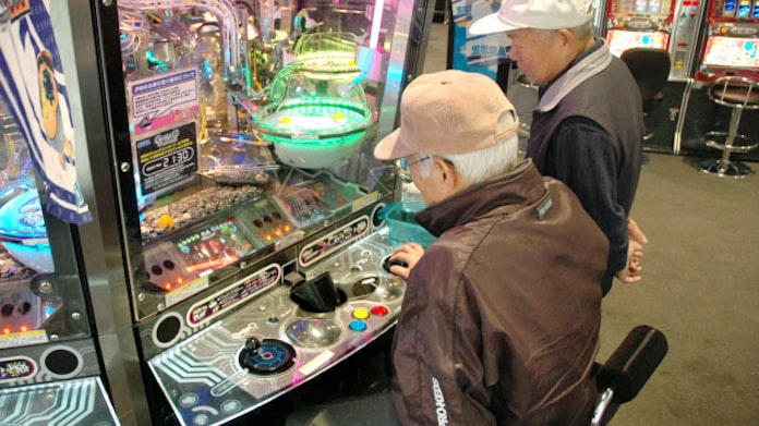 お年寄りがゲーセン集合 1日1000円 交流の場に 日本経済新聞 お年寄りがゲーセン集合 1日1000円 交流の場に 日本経済新聞