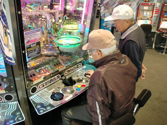 お年寄りがゲーセン集合 1日1000円 交流の場に 日本経済新聞 お年寄りがゲーセン集合 1日1000円 交流の場に 日本経済新聞