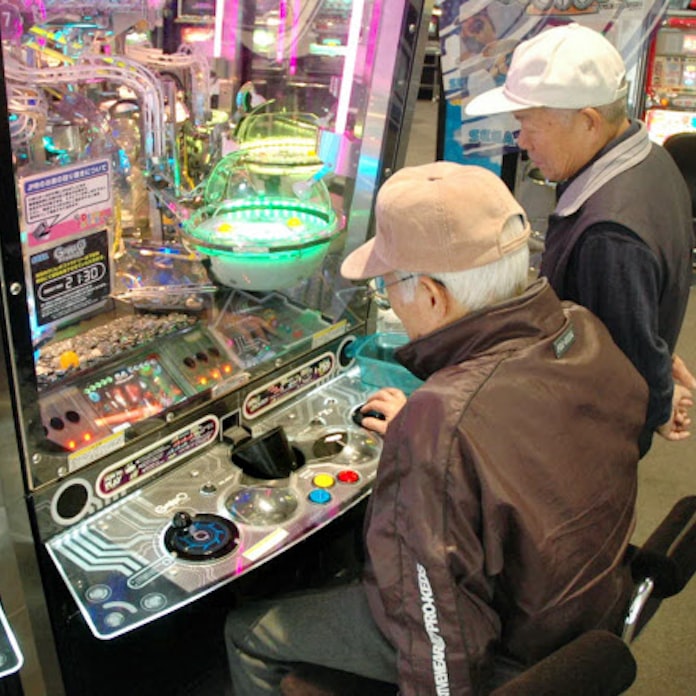お年寄りがゲーセン集合 1日1000円 交流の場に 日本経済新聞