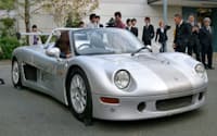 京都大発のベンチャー企業が売り出すスポーツカータイプの電気自動車「トミーカイラZZ」（2日）