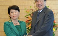 社民党の福島瑞穂党首と握手する菅首相(6日、首相官邸)