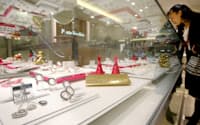 例年より高値の宝飾品が人気(10日、東京都中央区のポンテヴェキオ銀座三越店)