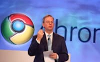 記者会見するグーグルのエリック・シュミットCEO(2010年12月7日、米サンフランシスコ)