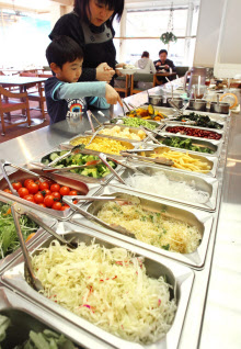 メーン注文でサラダバー食べ放題 お得ファミレス人気 日本経済新聞 メーン注文でサラダバー食べ放題 お得ファミレス人気 日本経済新聞