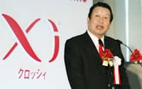 次世代通信サービス「Xi」の開始を発表するNTTドコモの山田社長(24日午前、東京都千代田区)