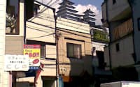 理容師の磯野健一さんが建築した「小阪城」には国内外から観光客が集まる(大阪府東大阪市)