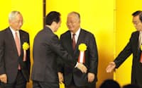 経済3団体共催の新年祝賀パーティーで米倉日本経団連会長(右から2人目)らと握手する菅首相(5日午後、東京都千代田区)