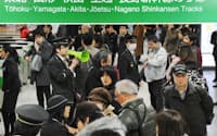 JR東日本の新幹線全線が一時運転を見合わせ、混雑するJR東京駅(17日午前)