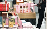 大阪、京都、伊勢などの銘菓が並ぶ土産物売り場(JR新大阪駅)