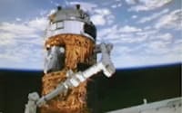 国際宇宙ステーション（下）に結合された無人物資輸送機「こうのとり」。背景は地球（NASAテレビ）=共同