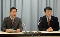 新潟州構想を発表した泉田・新潟県知事(右)と篠田・新潟市長(25日、新潟市)