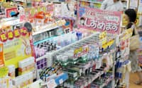 「乾燥対策」の商品が並ぶ薬局(東京都内)