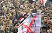 5日、エジプト・カイロで国旗を振る反ムバラク大統領のデモ隊=AP