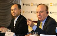 「マイスペース」の日本語版サービスを始め、記者会見するソフトバンクの孫社長(左)とマードック米ニューズ会長(2006年11月7日、東京都千代田区)