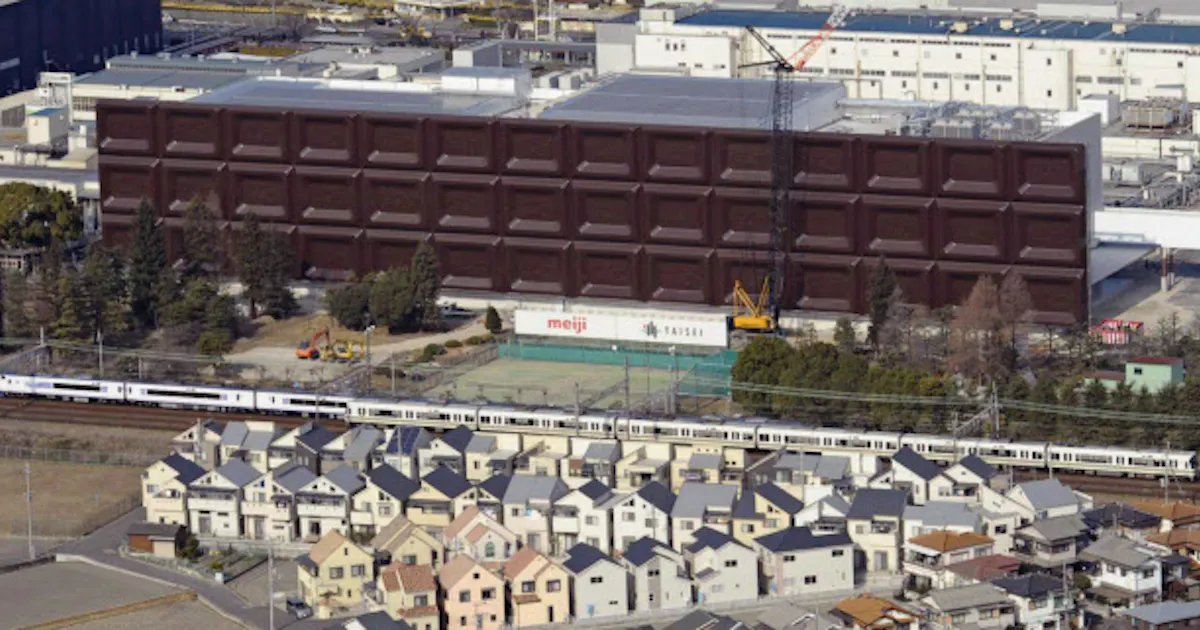 板チョコ型巨大看板 大きな愛お届け 明治製菓 日本経済新聞