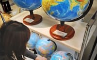 学習指導要領改訂で地球儀の売り上げが伸びている(東京・日本橋の高島屋東京店)