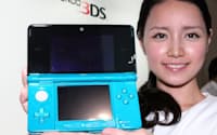 任天堂が発表した3次元(3D)対応の新型携帯ゲーム機「ニンテンドー3DS」(2010年9月29日午後、千葉市美浜区の幕張メッセ)