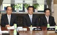 岡田幹事長(中央)ら執行部の選択肢は狭まりつつある（21日、国会内）