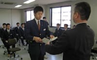 九州新幹線の運転士となるための講習を終え、10人が修了証書を受け取った(鹿児島市)