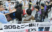 ニンテンドー3DSを買い求める人たち(26日午前、大阪市北区のヨドバシカメラマルチメディア梅田)