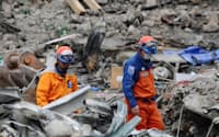 倒壊したCTVビルで、行方不明者の捜索作業を続ける日本の国際緊急援助隊の隊員（26日午後、クライストチャーチ）=共同