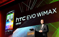 スマートフォン「EVO WiMAX」を発表するKDDIの田中社長(28日午前、東京都渋谷区)