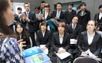 多くの外国人留学生が参加した就職説明会(26日、東京都千代田区)