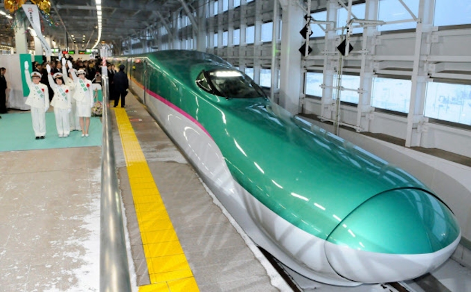 新幹線はやぶさ発進 国内最速の時速300キロ 日本経済新聞 新幹線はやぶさ発進 国内最速の時速300キロ 日本経済新聞