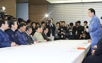 与野党党首会談であいさつする菅首相(12日、首相官邸)