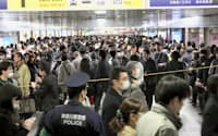 計画停電でJRが運休、私鉄に乗り換えるため長蛇の列ができた横浜駅構内（14日）=共同
